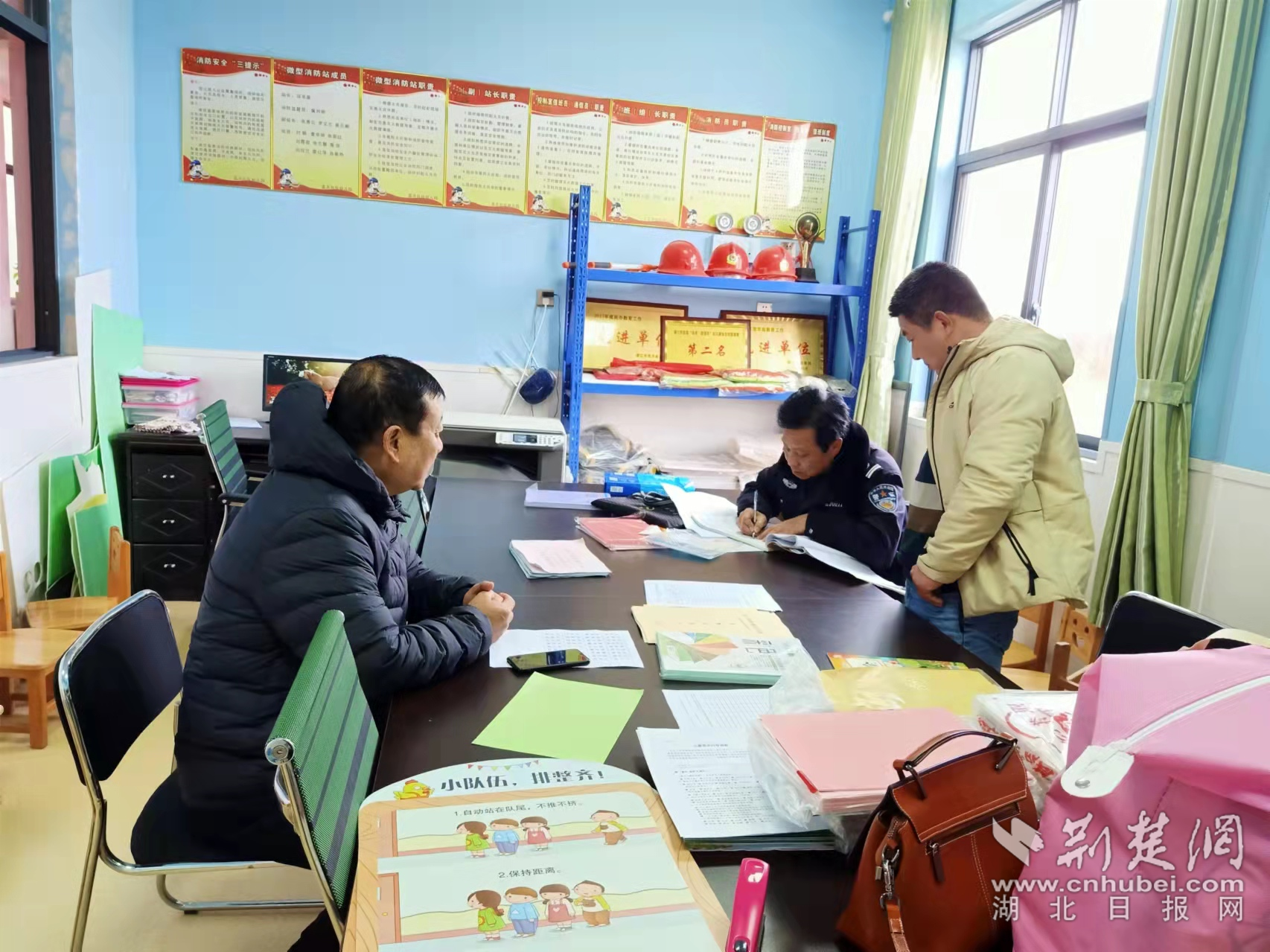 民警深入校園與教職員工座談，深入排查化解各類矛盾糾紛。.png.png