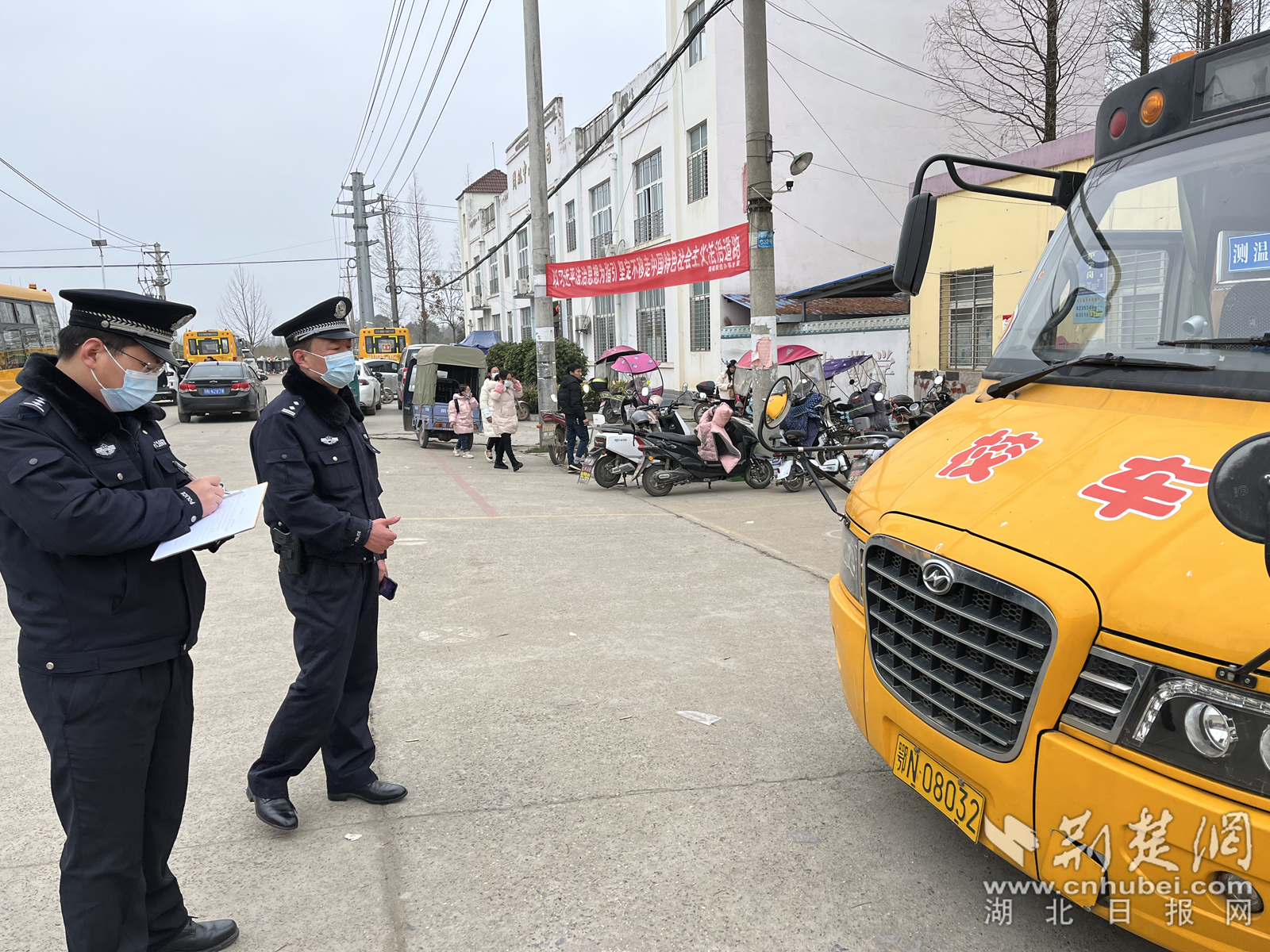 對(duì)校車及校車司機(jī)開(kāi)展拉網(wǎng)式排查.png.png
