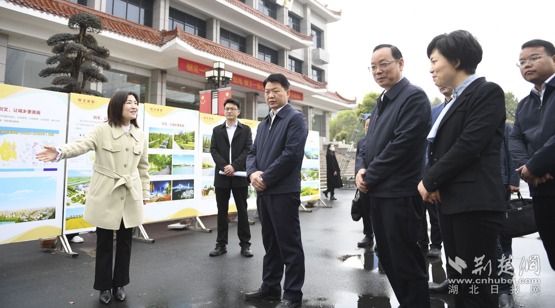 與會(huì)人員參觀潛江市全國文明城市創(chuàng)建工作成效展示。.jpg.jpg