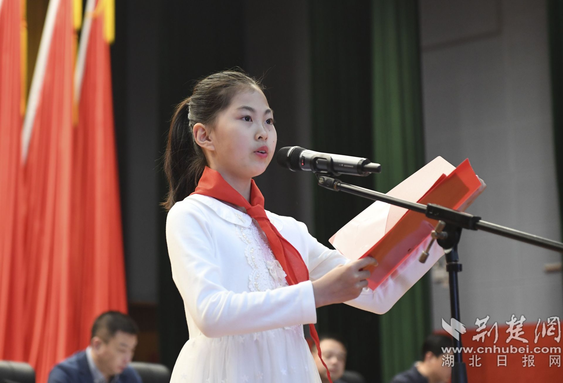 宣讀《全國文明城市創(chuàng)建倡議書》。.jpg.jpg