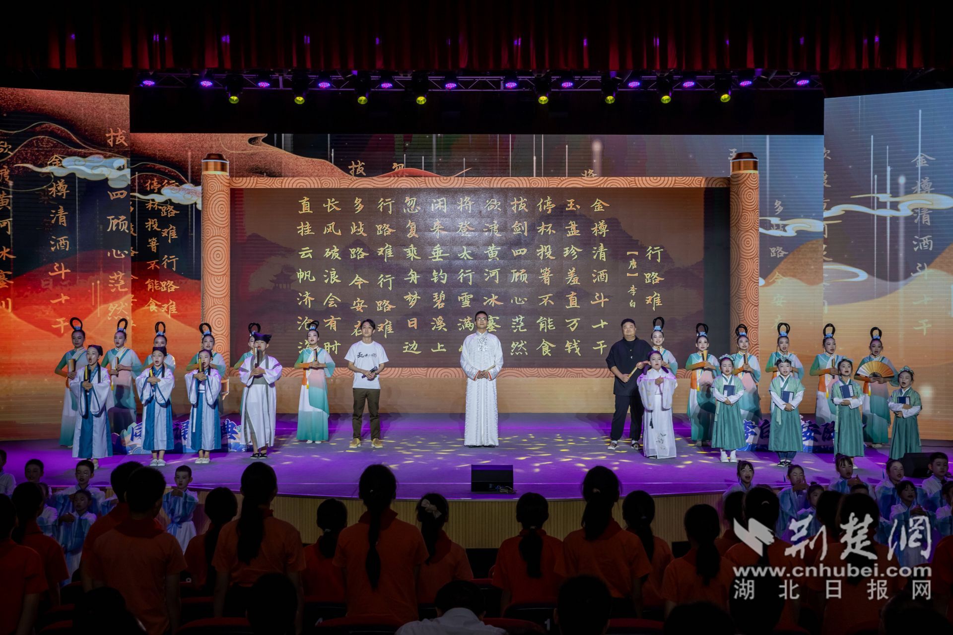 活動(dòng)最后凌振赫、沈嘉柯、余維剛與學(xué)生們一齊誦讀行路難_副本.jpg.jpg
