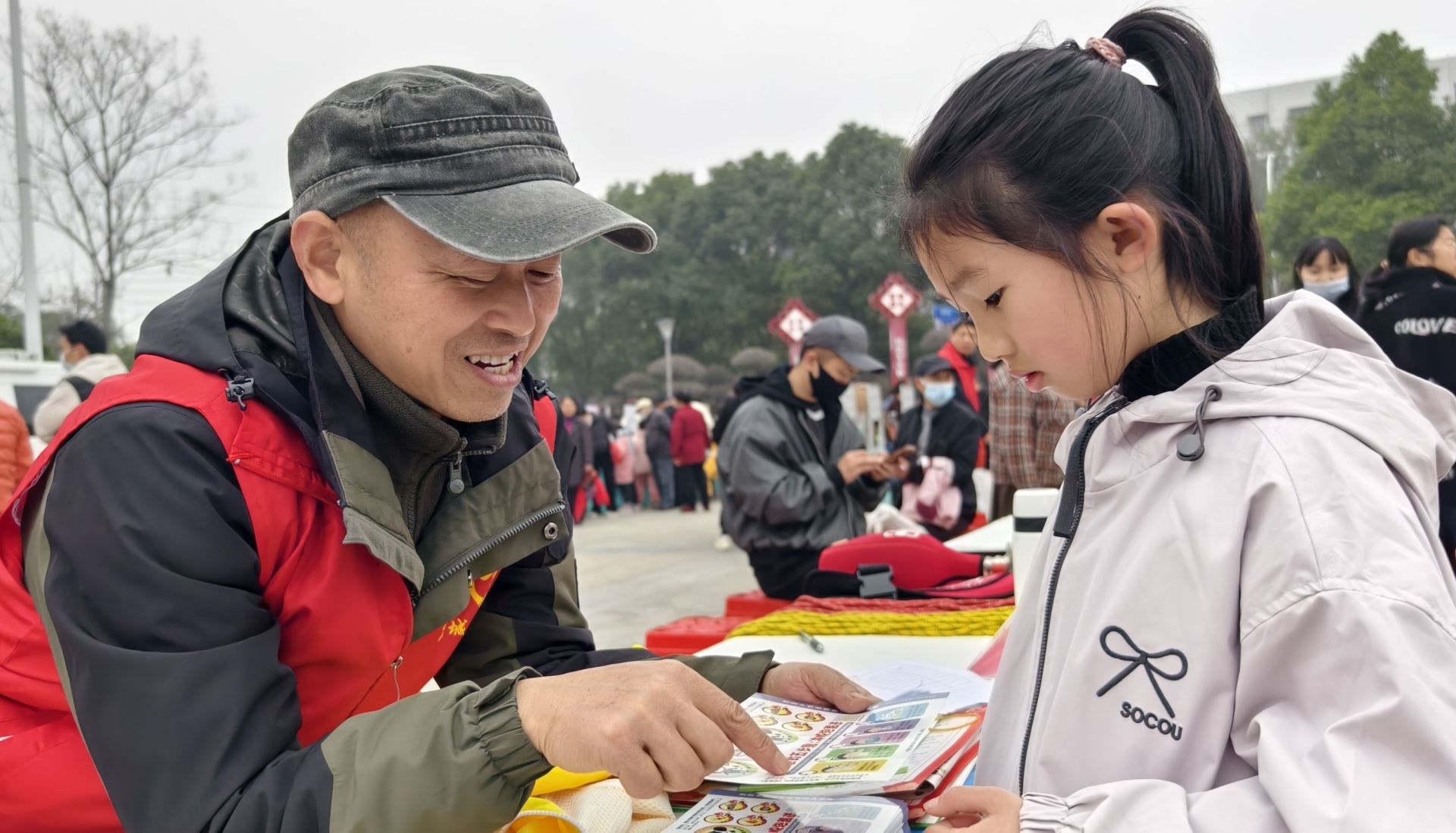 志愿者向小朋友講解燙傷急救常識(shí)  李夢(mèng)婷攝.jpg.jpg