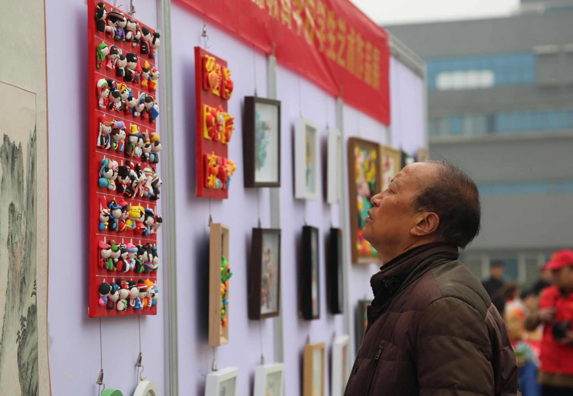 群眾觀看應(yīng)城市特殊教育學(xué)校學(xué)生藝術(shù)作品展  李夢(mèng)婷攝.JPG.JPG