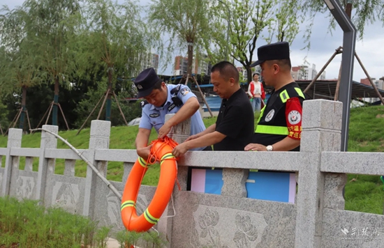 雙鶴派出所民輔警在轄區(qū)重點(diǎn)水域排查隱患，裝配救生工具.jpg