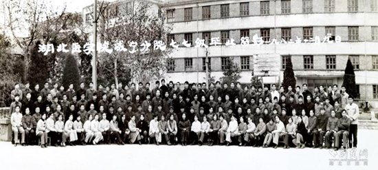 77級畢業(yè)留影_副本.png.png