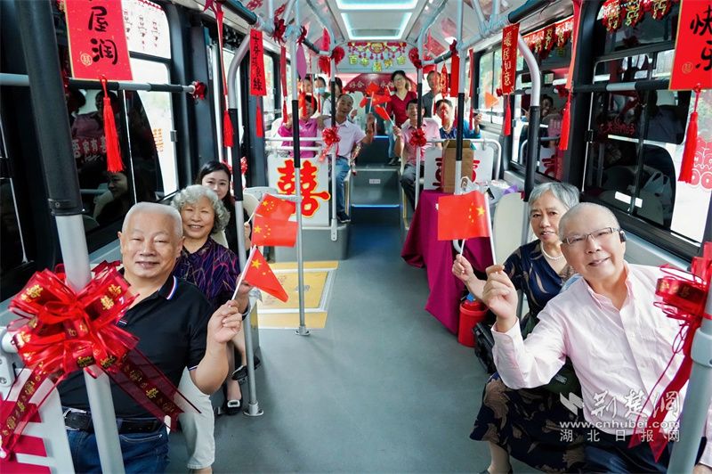 恩愛(ài)夫婦代表乘坐幸福巴士.jpg.jpg
